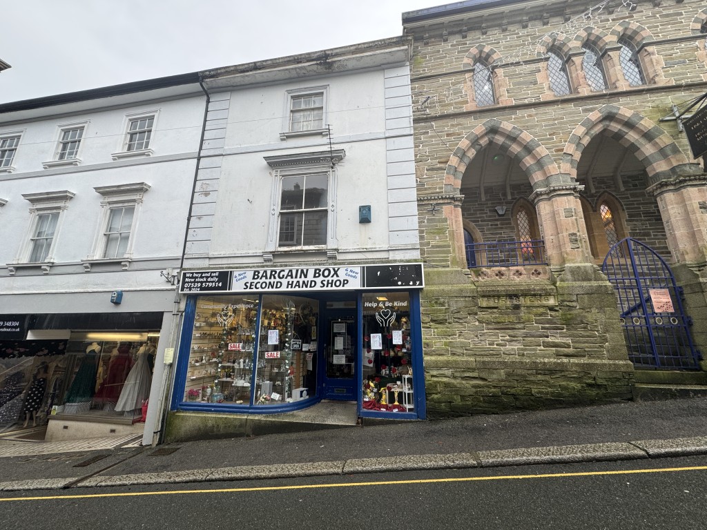 Lot: 184 - TOWN CENTRE FLAT FOR INVESTMENT OR OCCUPATION - Front of the property